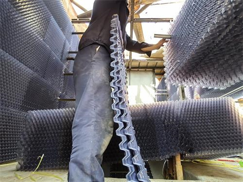 為什么選用閉式冷卻塔(開(kāi)式冷卻塔與閉式對(duì)比)